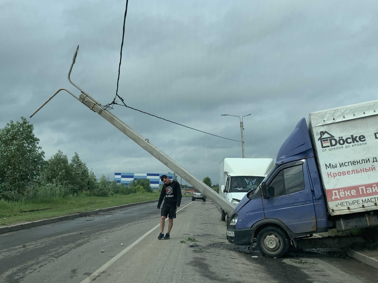 Во Владимире в микрорайоне 8 ЮЗ газель врезалась в столб и повалила его