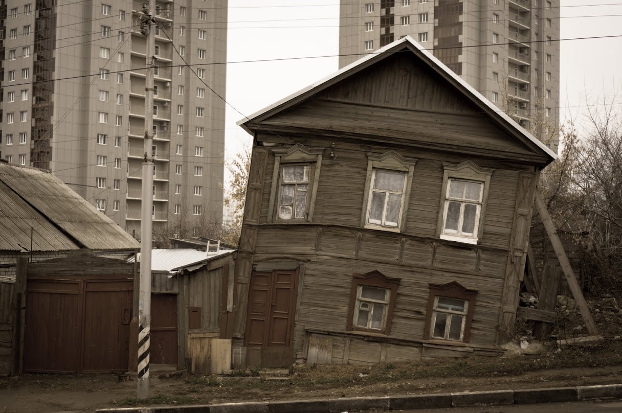 Среди домов. Старые дома на фоне новостроек. Старый дом среди многоэтажек. Старый частный дом в Москве. Деревянный домик среди многоэтажек.