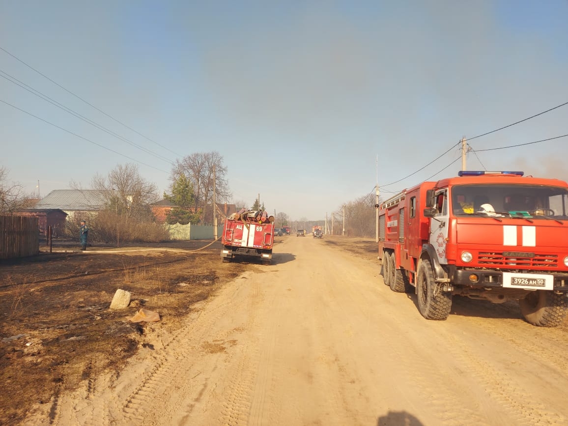 Во Владимирской области брошенный в сухую траву окурок едва не привёл к  трагедии в деревне