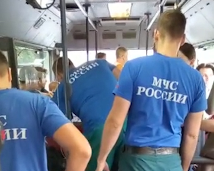 У мужчины в Турции начался приступ в автобусе.