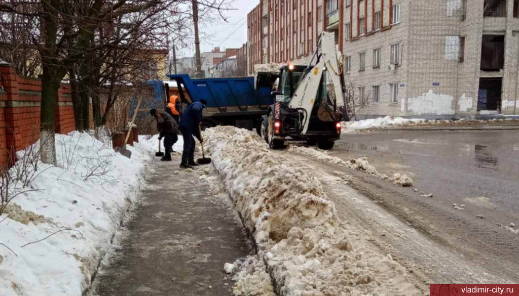 Кто убирает тротуары. Уборка снега в Кашире. Уборка улиц от снега Красноярск. Очистка города. Снег убирают в Челябинске.