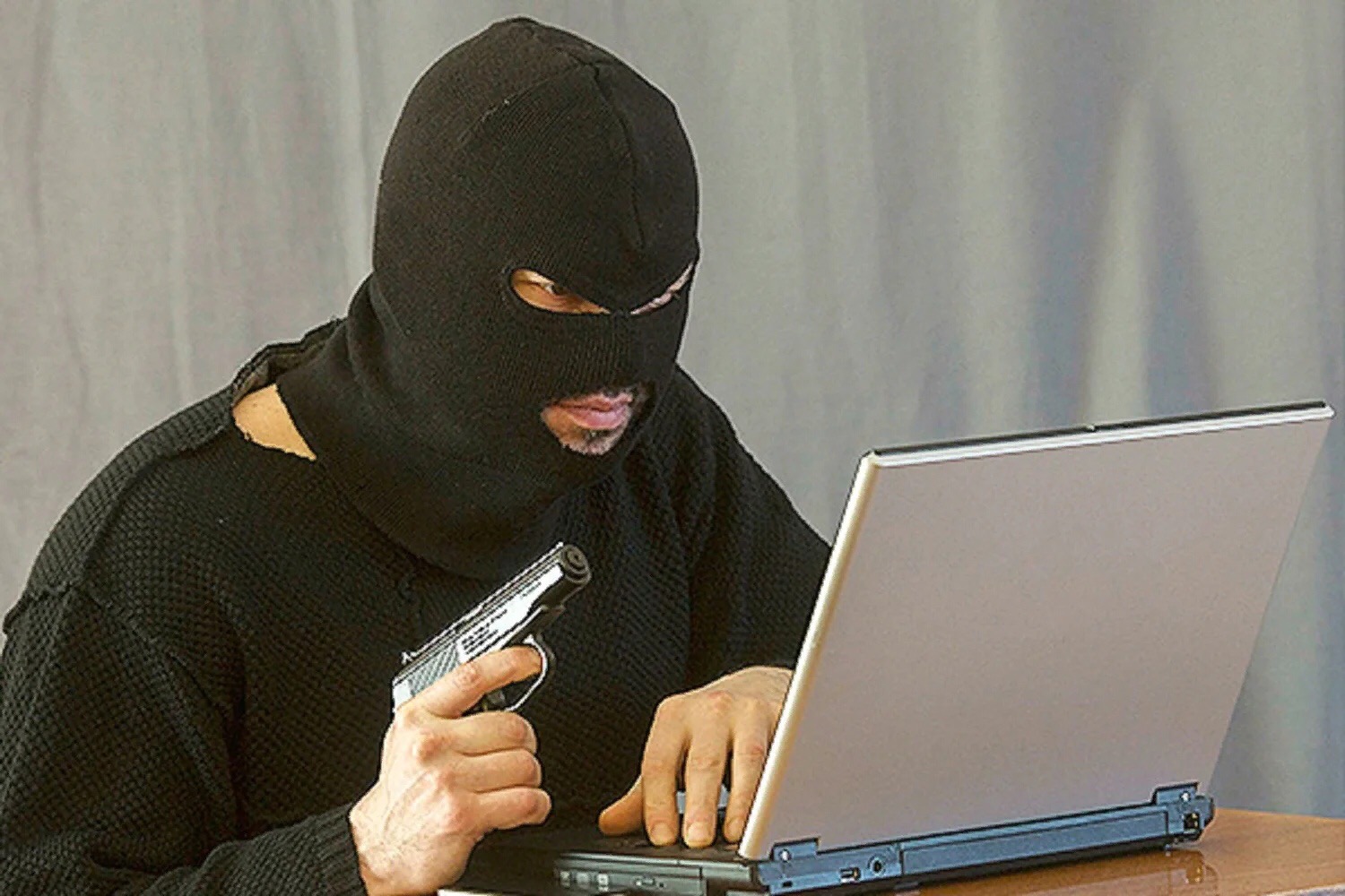 Это точно те террористы. Вербовка террористов. Терроризм в интернете. Компьютерный террорист.