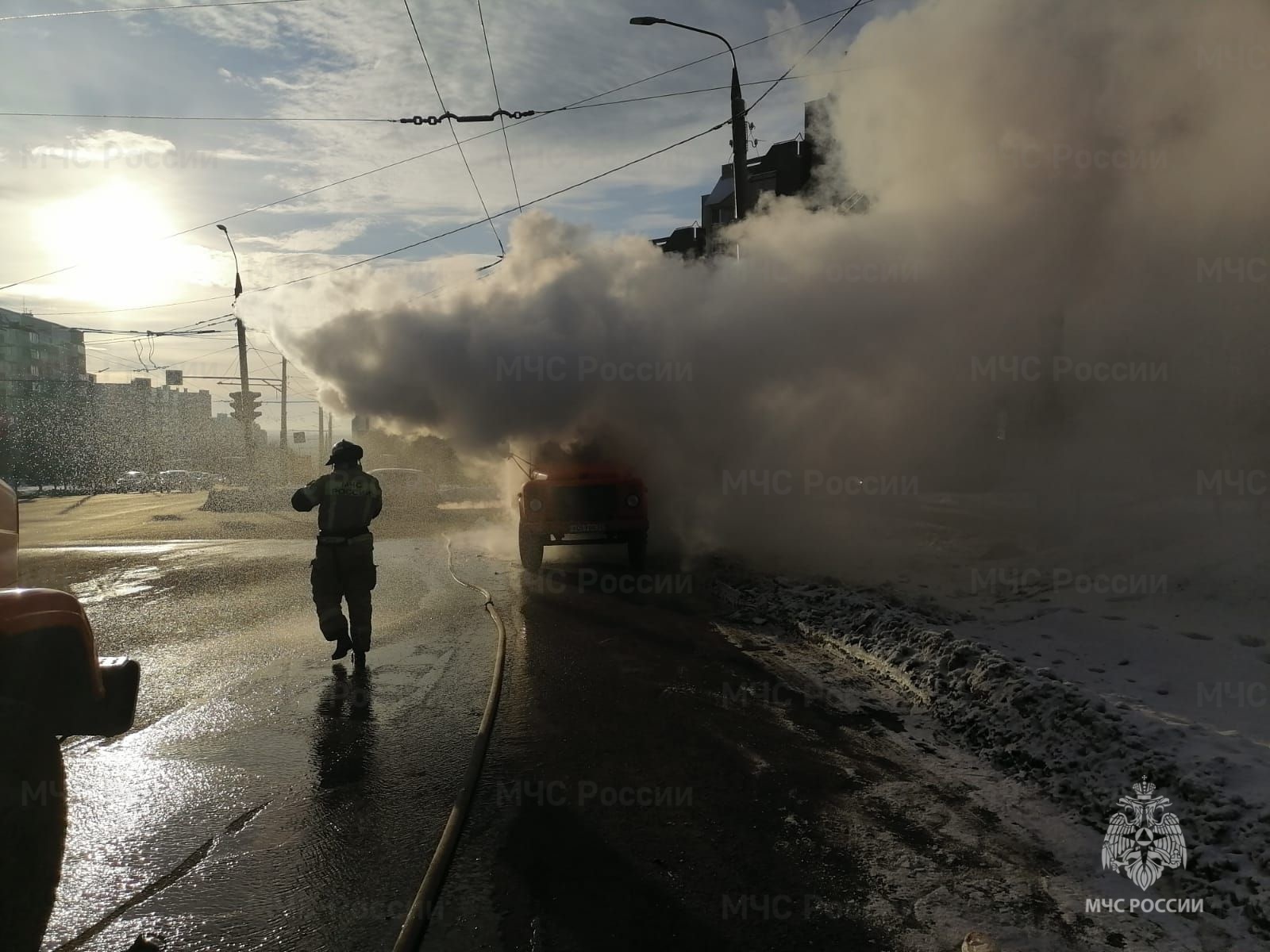 Автобус 360 москва дуброво сегодня. Возгорание автомобиля. Владимирская область пожары 2022. Пожарная машина тушит дом.
