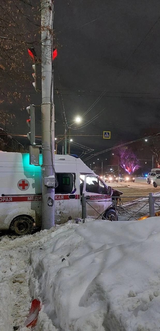 Во Владимире на перекрёстке улиц Мира-Горького произошло ДТП с участием  скорой помощи | 18.12.2023 | Владимир - БезФормата