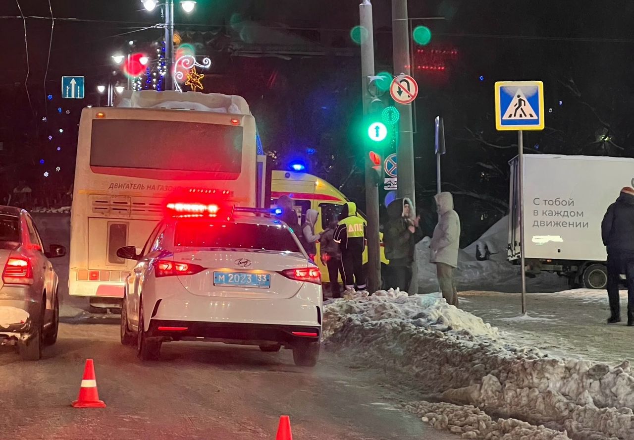 Во Владимире на Большой Московской автобус №28 сбил пешехода, переходящего  дорогу на запрещающий сигнал светофора