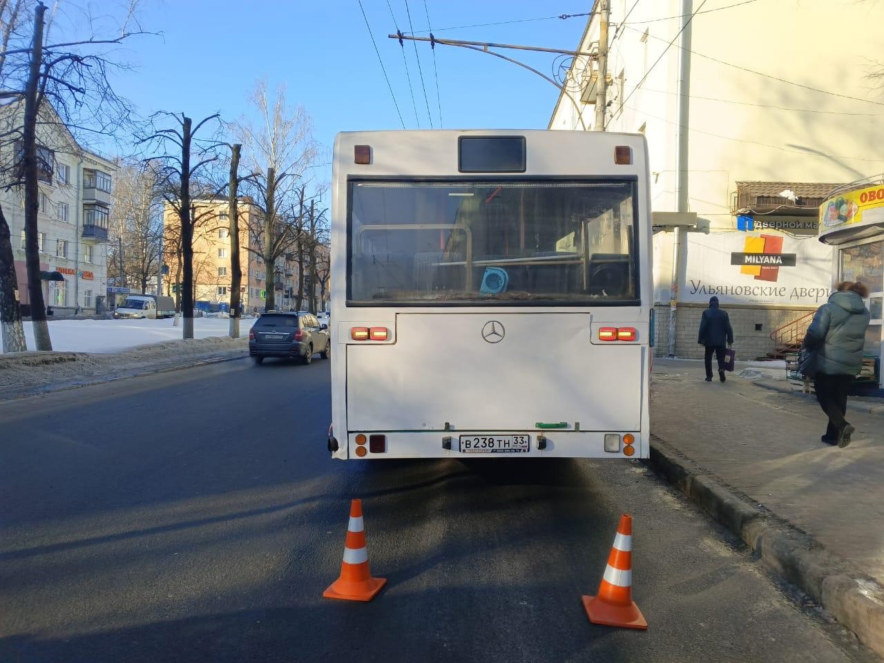 Во Владимире на улице Мира мужчина поскользнулся и упал под отъезжающий от  остановки автобус