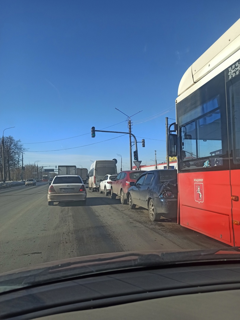 Во Владимире в массовом ДТП с участием автобуса пострадали 3 человека |  13.03.2024 | Владимир - БезФормата