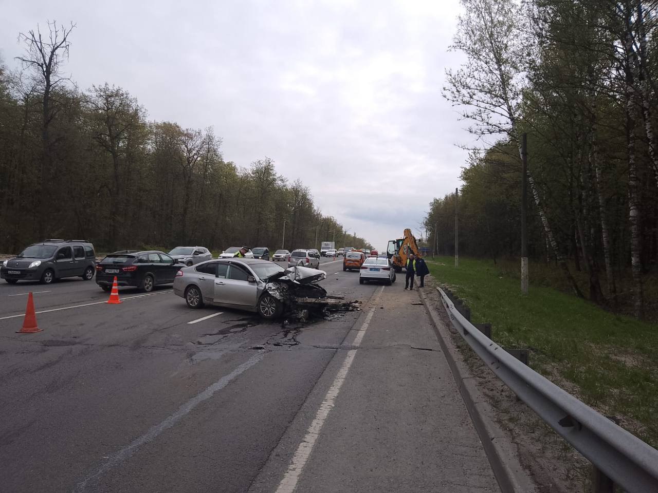 Во Владимире водитель автомобиля Ниссан столкнулся с экскаватором